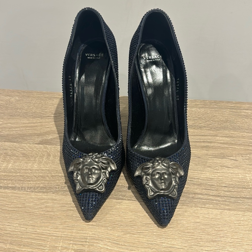 Pre-Owned VERSACE BLUE SAPPHIRE CRYSTAL PALAZZO PUMP SHOES